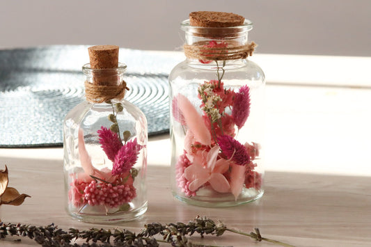 Glasflasche Glas Flasche Trockenblumen driedflowers Kork Naturgarn nature Natur fairy fairycore Fee homedeco decoration Deko handmade handgefertigt Geschenkidee rosa pink Tischdeko