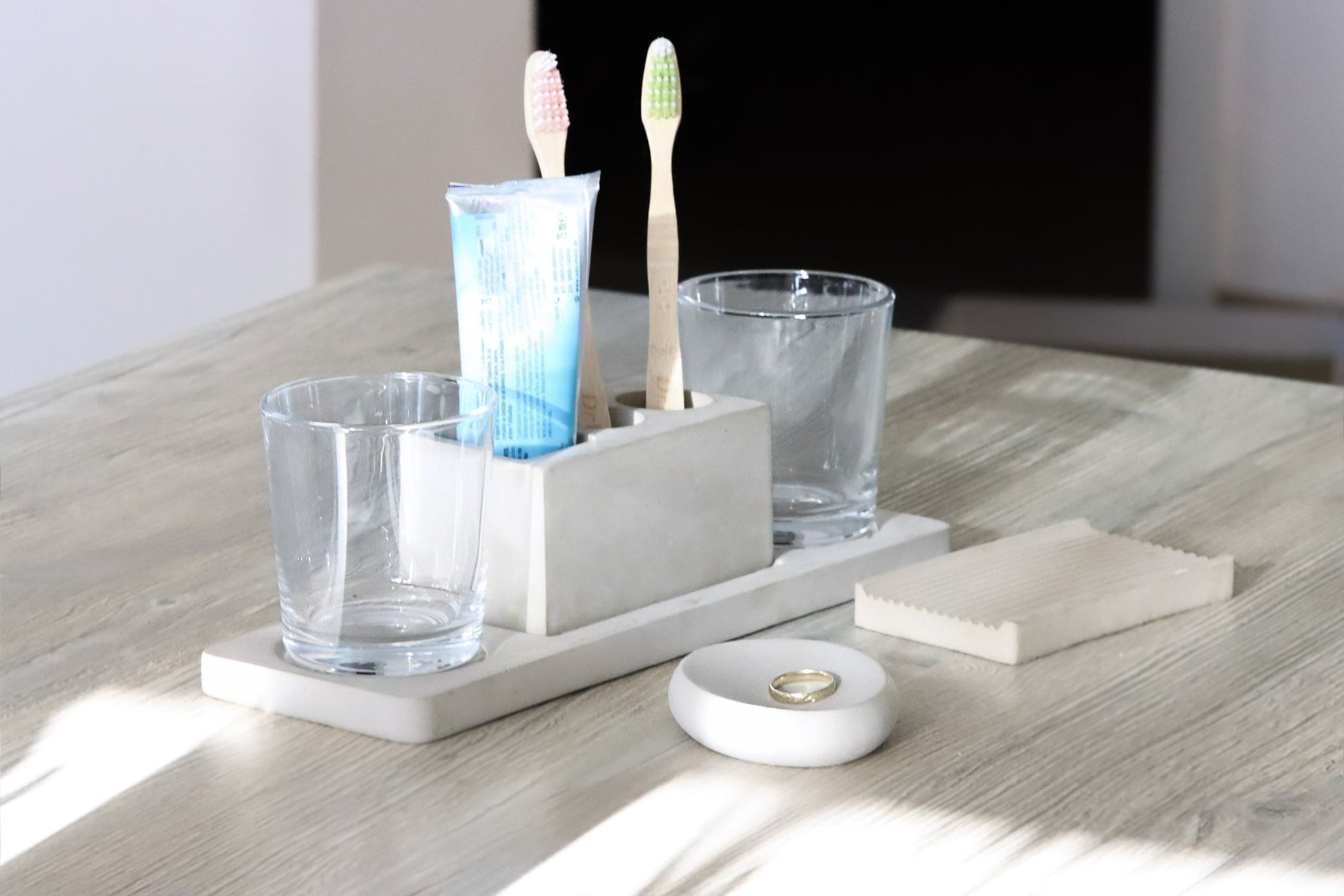 Beton grau Zahnbürstenhalter Schmuckschale Bad Zubehör toothbrushholder concrete bathroom Badezimmer Bad Glashalter glassholder Seifenschale soap Seife Ringschale ring bowl