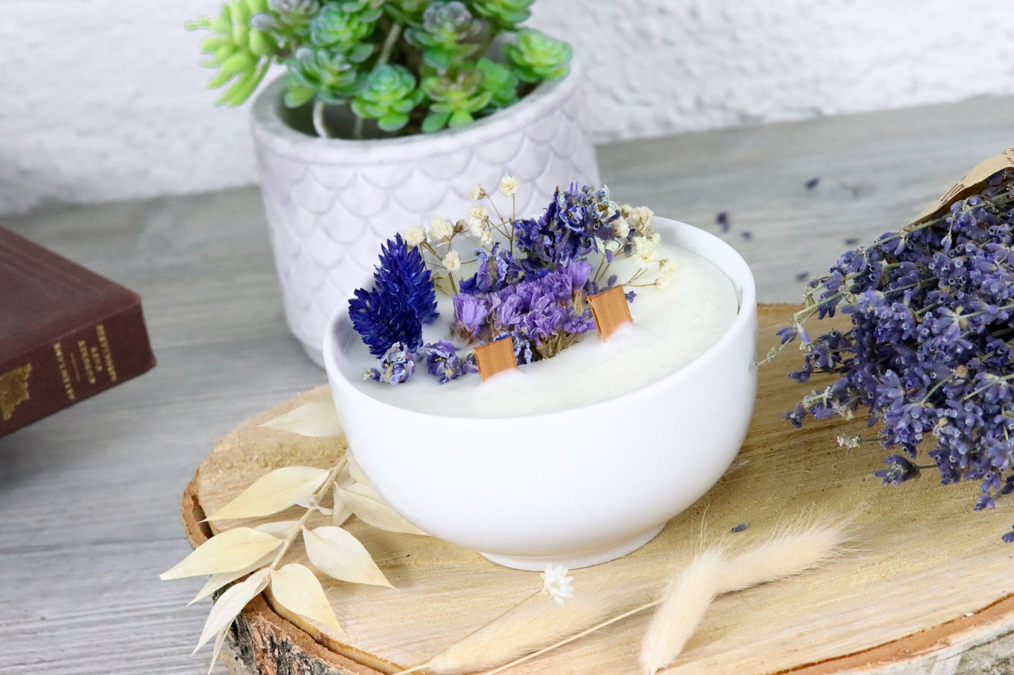 Duftkerze lilac Soul candle Kerze scentedcandle Duftschale Schale Wachs Sojawachs lila blue blau cosy driedflowers Trockenblumen gemütlich homedecor Deko decoration Wohnzimmer livingroom Herbst autumn Knisterdocht crackling knistern Baumwolldocht cotton