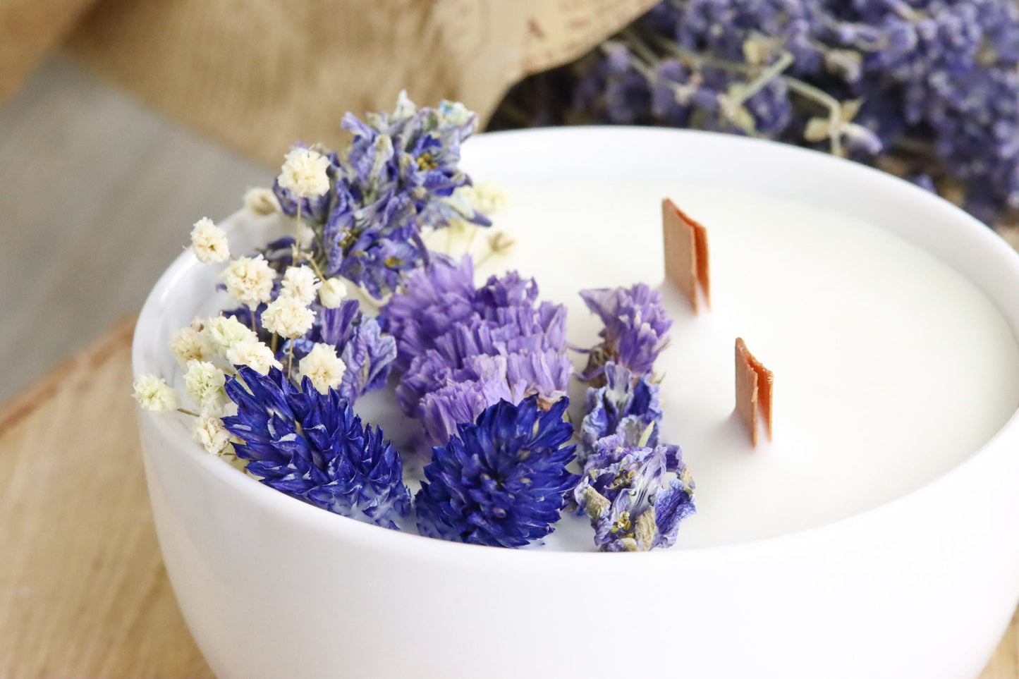 Duftkerze lilac Soul candle Kerze scentedcandle Duftschale Schale Wachs Sojawachs lila blue blau cosy driedflowers Trockenblumen gemütlich homedecor Deko decoration Wohnzimmer livingroom Herbst autumn Knisterdocht crackling knistern Baumwolldocht cotton