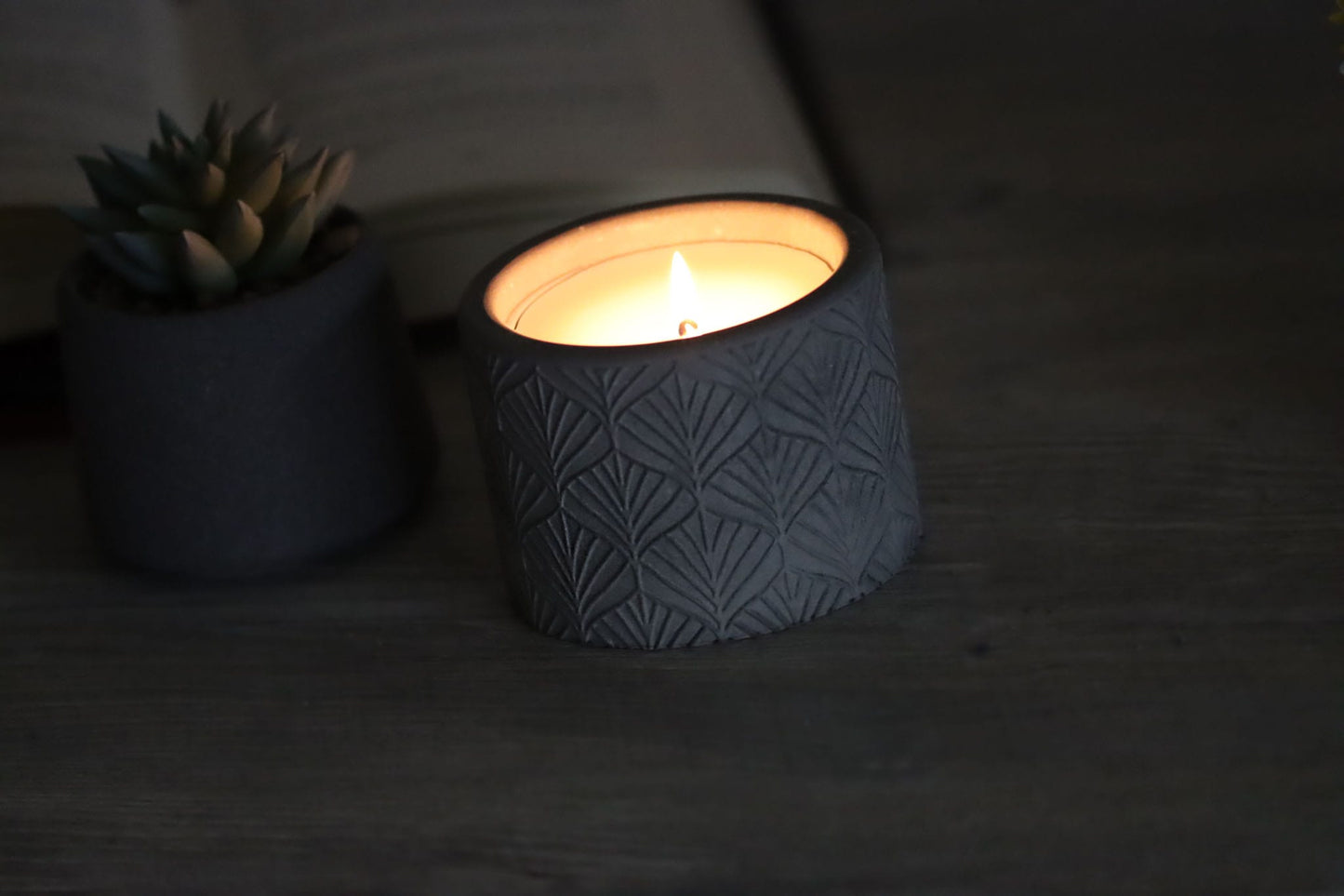 Betonkerze Beton anthrazit Sojawachs Wachs Kerze concrete candle candlelight Blatt leaf Design frostsicher Wohnzimmer Deko Homedecor decoration gemütlich cosy