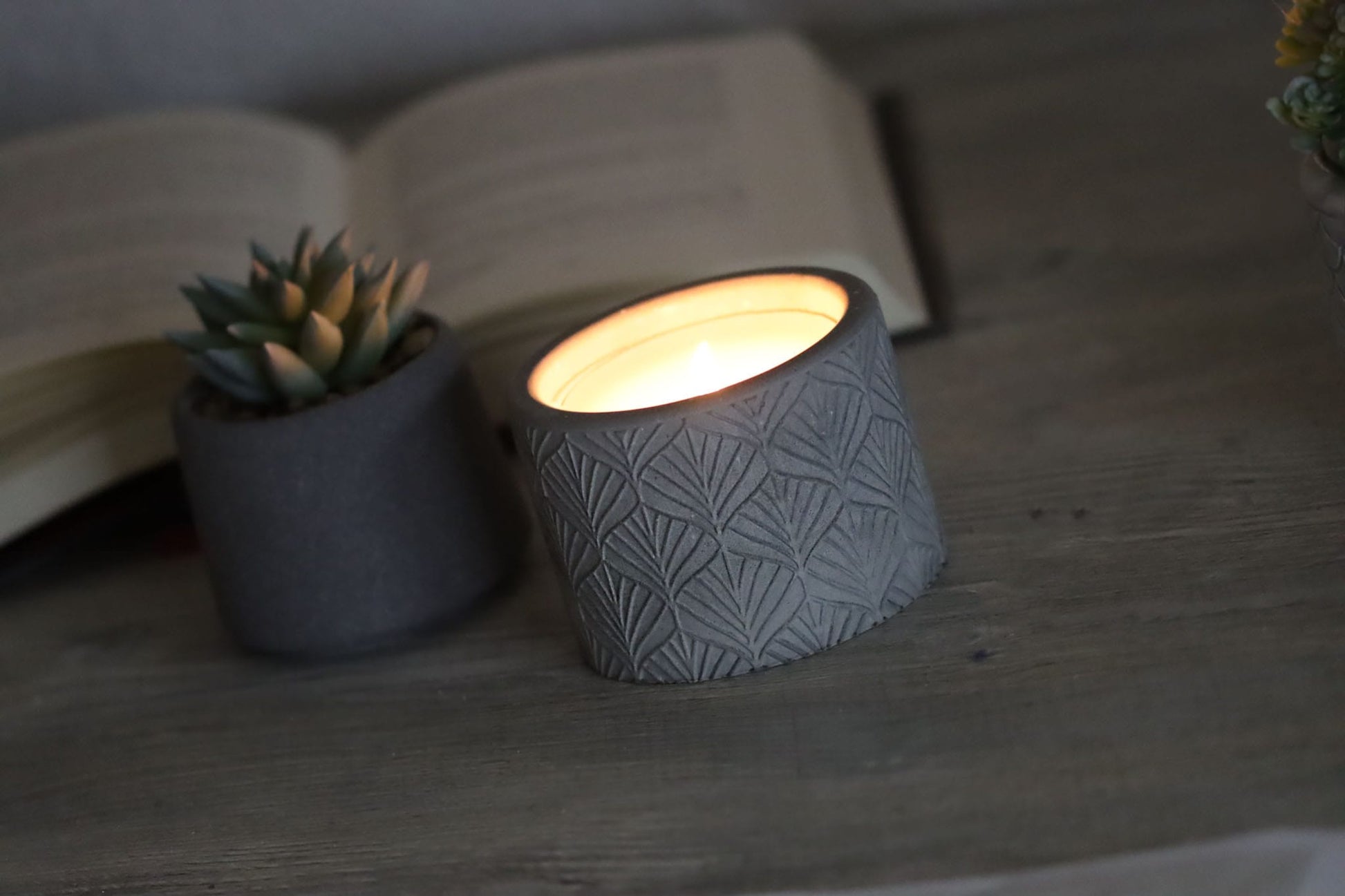 Betonkerze Beton anthrazit Sojawachs Wachs Kerze concrete candle candlelight Blatt leaf Design frostsicher Wohnzimmer Deko Homedecor decoration gemütlich cosy