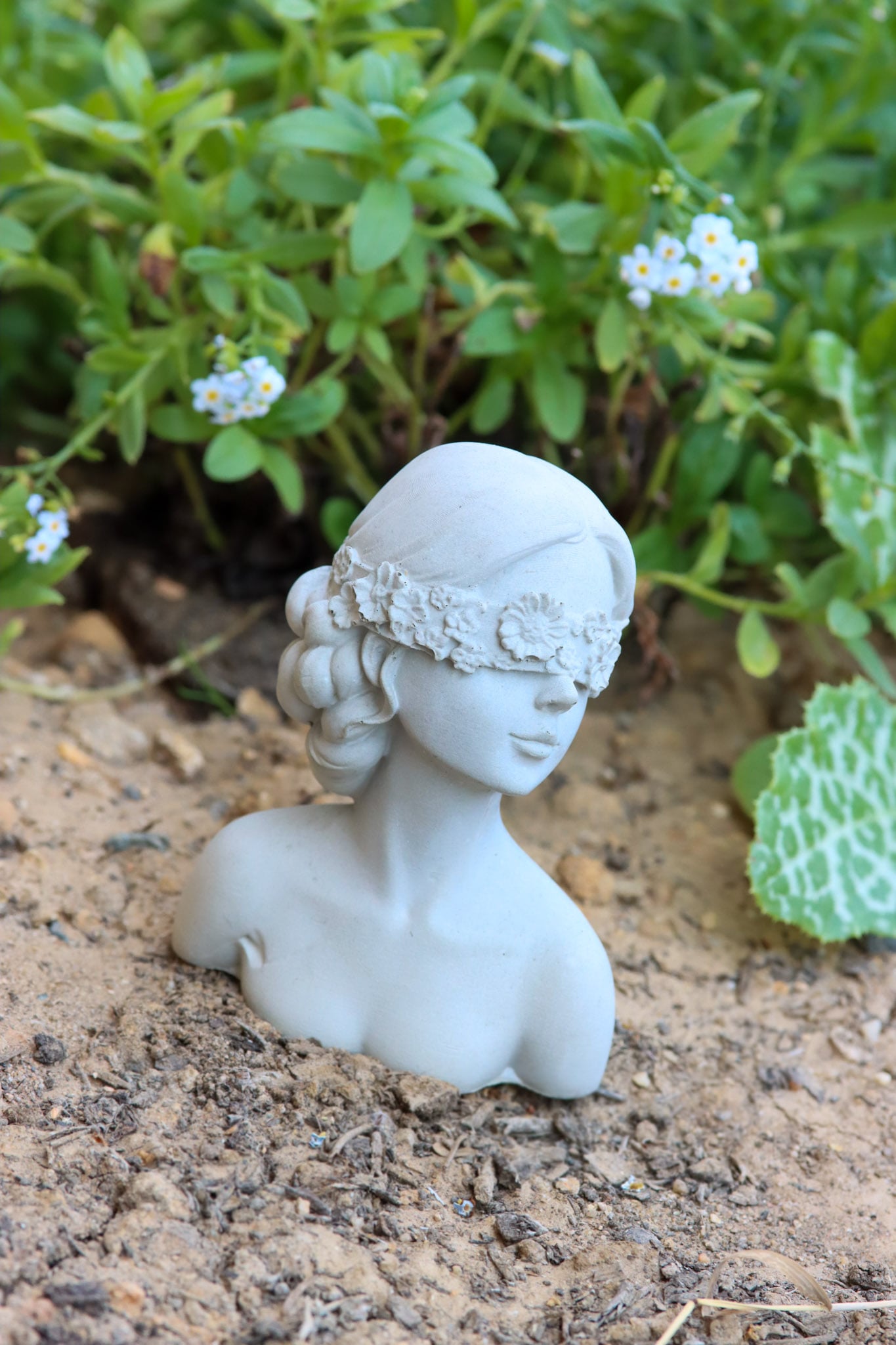 Blumenmädchen Beton frostsicher Kunst art Augenbinde Blumen Mädchen kreativ Schönheit Garten Terrasse girl Betonfigur figure Figur deko homedeco decoration Aesthetic ästhetisch grau