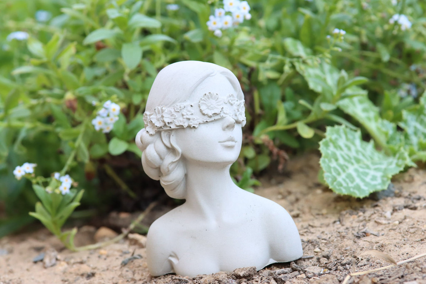 Blumenmädchen Beton frostsicher Kunst art Augenbinde Blumen Mädchen kreativ Schönheit Garten Terrasse girl Betonfigur figure Figur deko homedeco decoration Aesthetic ästhetisch grau