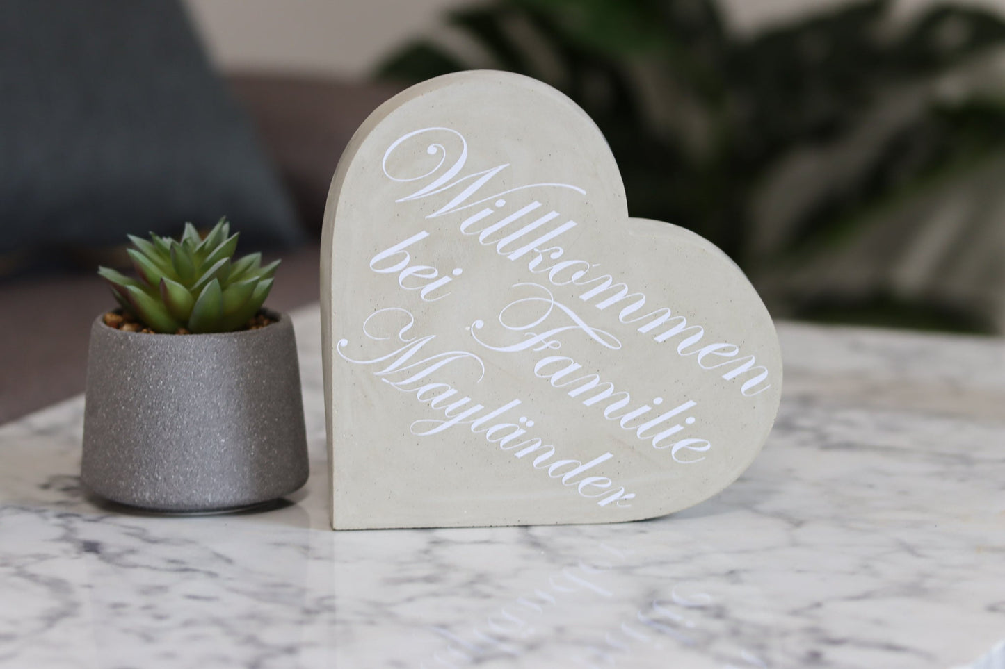 Betonherz Herz heart heartshaped Beton frostsicher grau Wunsch Schriftart Wunschschrift Familie Familienname cosy gemütlich Wohnung Deko Dekoliebe Love Liebe homedeco decoration personalisiert Personalisierung personalized romantic romantisch Willkommensschild